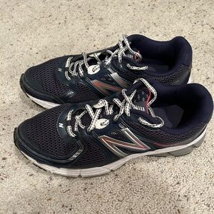 WOMENS NEW BALANCE RUNNING SHOES (680 V2 Women’s size 10)